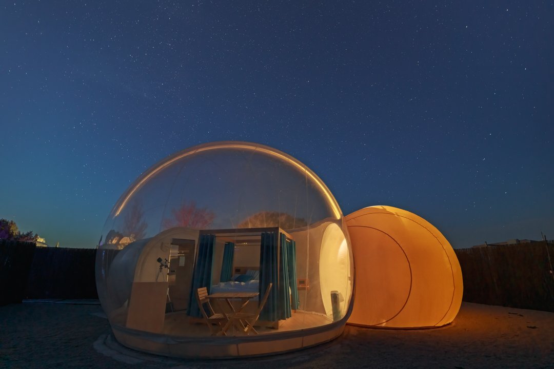 Alojarse en una habitación burbuja durante una lluvia de estrellas